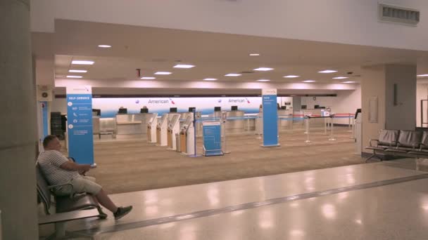 Les Gens Passent Par Salon Attente American Airlines Aéroport International — Video