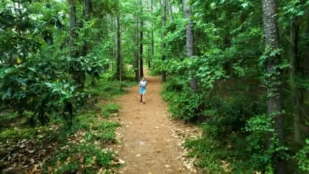Mladá Žena Kráčí Zalesněnou Stezkou Poblíž Chesapeake Virginii Efekt Letecké — Stock video