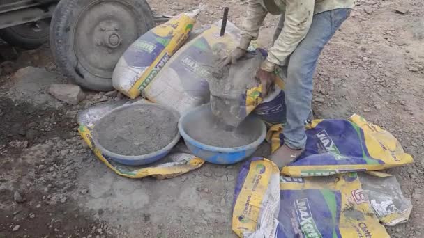 建設労働者は袋からセメントを取り出し 鍋に注ぎます 建設の準備 — ストック動画