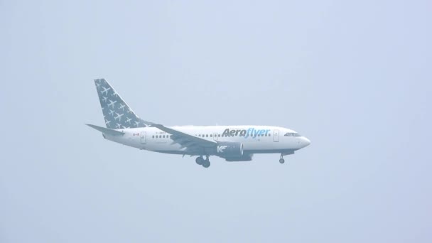 Aeroflyer Passagierflugzeug Boeing 737 600 Landeanflug Auf Den Flughafen Toronto — Stockvideo