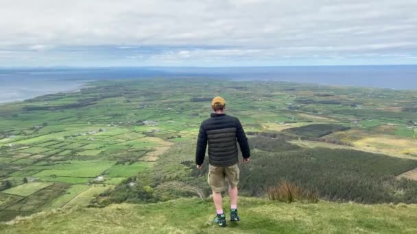 Man Overlooking Breathtaking Coastal Landscape Ireland Real Time — Stock Video