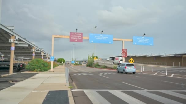 차량은 주차장 공항에 표시가 나타나 — 비디오