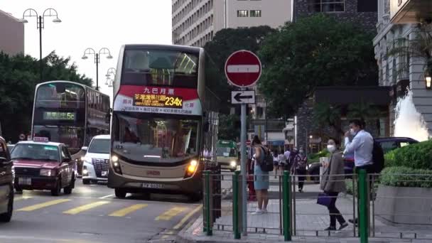 Ônibus Passageiros Dois Andares Dirigindo Longo Tráfego Passa Pela Faixa — Vídeo de Stock