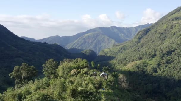 森に囲まれた山の中の孤立した構造インドのメガラヤ州 空中ワイドショット — ストック動画