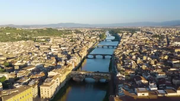 意大利佛罗伦萨Arno河Ponte Vecchio上空的空翻 Firenze Duomo透露 — 图库视频影像