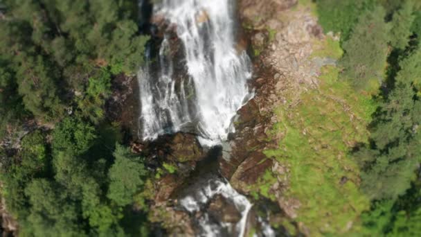 Vista Aérea Cachoeira Svandalsfossen Câmara Lenta Turnos Inclinação — Vídeo de Stock