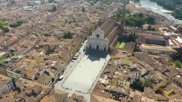 意大利佛罗伦萨圣克罗斯广场炎热夏日的空中美景 大教堂以是米开朗基罗 马基雅维利和伽利略等人的葬身之地而闻名 — 图库视频影像