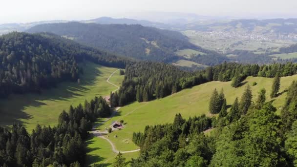 Samotny Dom Cichej Dolinie Alpejskiej Alpach Szwajcarskich Panorama Lotnicza Szwajcaria — Wideo stockowe