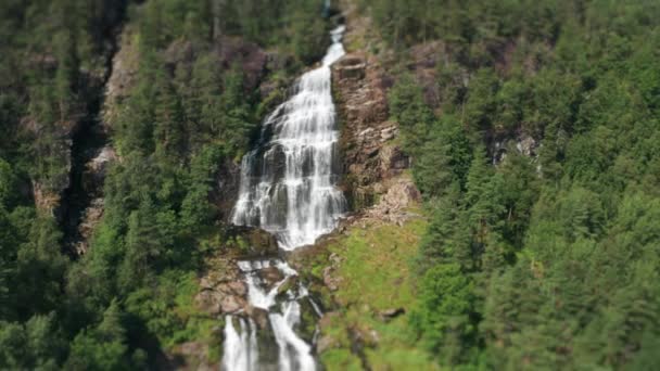 Tilt Shift Video Svandalsfossen Waterfall Revealing Shot Slow Motion Pan — Stock Video