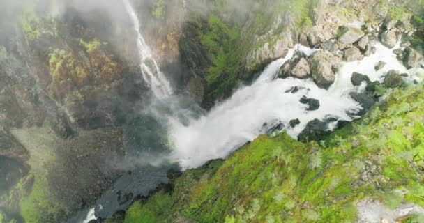 Slavný Vringsfossen Vodopád Spěchat Dolů Svěží Skalnatý Útes Kaňon — Stock video
