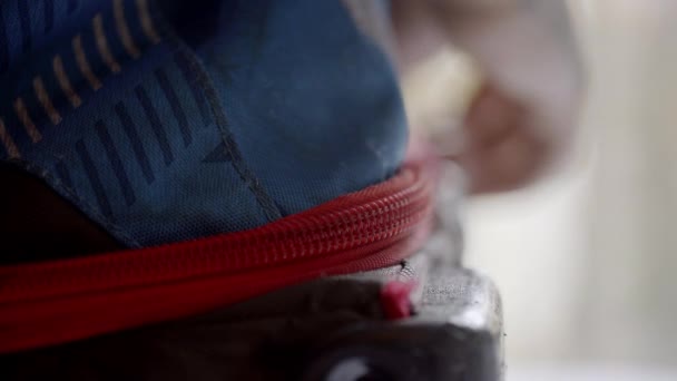 Детальний Постріл Zipper Відкрив Сумку Щоб Зберегти Багажі Рюкзаках Інших — стокове відео