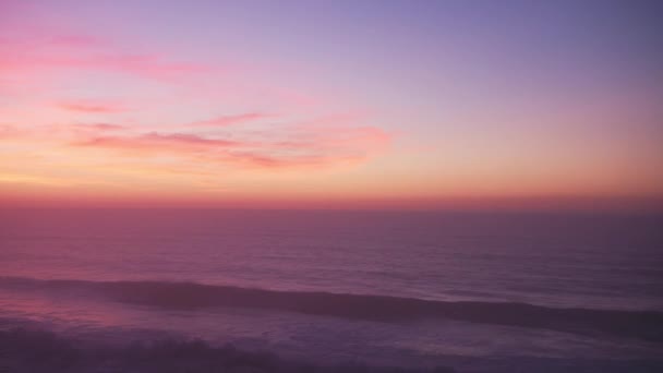 Dramatische Zonsondergang Wolken Horizon Golven Breken Oceaan Achtergrond Van Zee — Stockvideo
