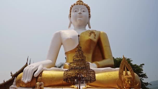 Enormous Buddha Statue Chiang Mai Buddhist Temple Thailand Beautiful Famous — стокове відео