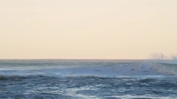 Big Waves Breaking Ocean Seascape Background Copy Space Orange Sunset — Wideo stockowe