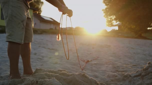 Magnetfiske Person Lindar Ett Rep Med Magnet Solnedgången Sandstrand — Stockvideo