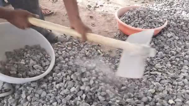Robotnicy Budowlani Wypełniający Kamień Krucjaty Garnku Lub Ghamela Łopatą Placu — Wideo stockowe