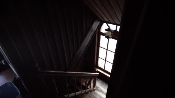 Ancien Bâtiment Bois Révèle Escalier Grande Fenêtre Cintrée Gimbal Shot — Video