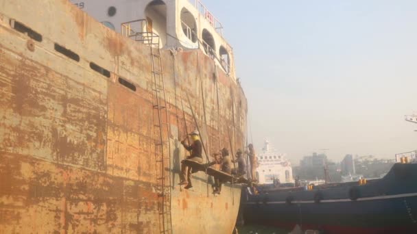 Dock Pracovníci Visí Straně Rezavé Lodi Pomocí Kladiva Buriganga Dhaka — Stock video