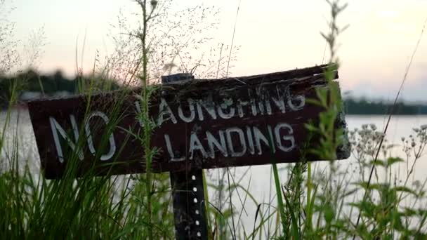 起動しない 日没時に湖の銀行に着陸標識はありません 終わりだ — ストック動画