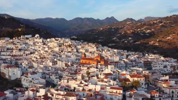 西班牙山区Torrox镇 Costa Del Sol Andalusia Andalucia 西班牙传统城镇白宫和地产房地产住房市场上受欢迎的住宅的空中无人机视图 — 图库视频影像