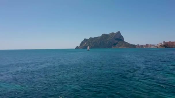 Navegación Barco Océano Durante Día Calpe Alicante España Antena — Vídeo de stock