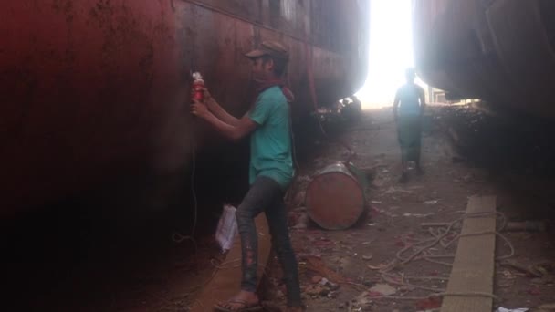 Bangledeshi Dock Worker Pomocí Úhlové Brusky Odstranit Rez Lodí Trupu — Stock video