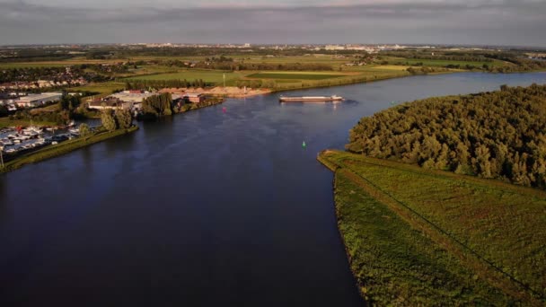 Повітряний Вид Fps Waal Cargo Container Vessel Manoeuvring River Bend — стокове відео