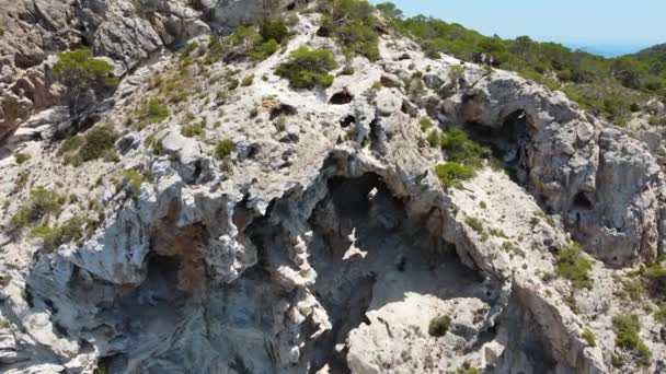 危険を冒して洞窟に入る 暗い空の眺め飛行は 崖の端のハイキングE Vedra Ibiza夏の2022のドローン映像を転送します 4Kフィリップ マルニッツ 上からの映画 — ストック動画