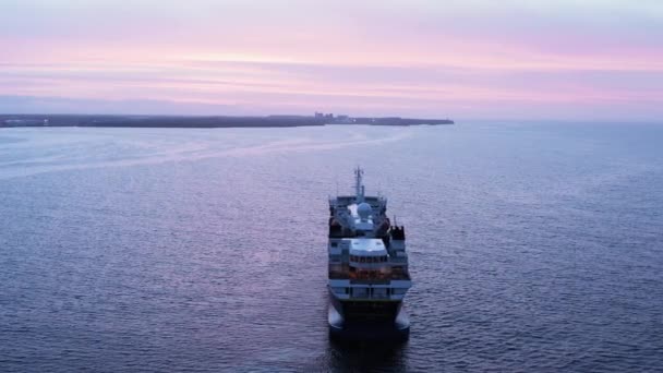 Πολύχρωμα Σύννεφα Από Ηλιοβασίλεμα Στην Ισλανδία Τουριστικό Κρουαζιερόπλοιο Αγκυροβολημένο Ήρεμα — Αρχείο Βίντεο