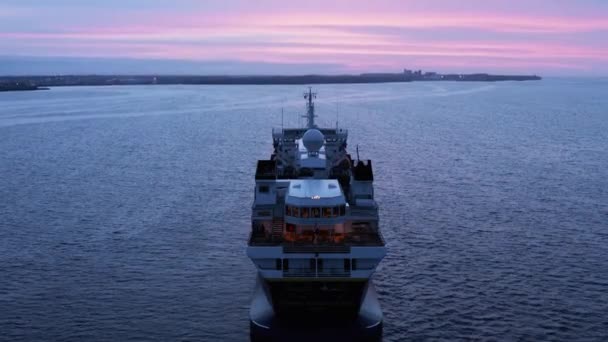 Expeditionskreuzfahrtschiff Ankert Ruhigem Wasser Nahe Der Küste Islands Sonnenuntergang — Stockvideo