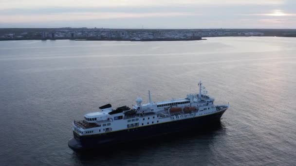 Natgeo Explorer Boot Ruhig Schwimmend Mit Island Reykjavik Hintergrund Bewölkter — Stockvideo