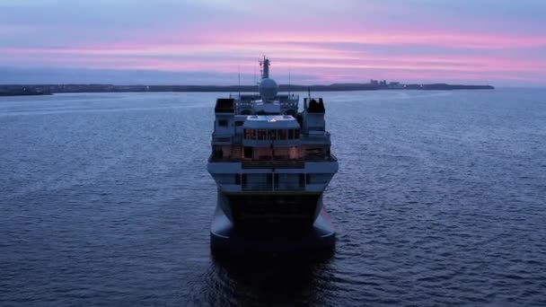 Άποψη Του National Geographic Explorer Βάρκα Ήρεμα Νερά Μωβ Ηλιοβασίλεμα — Αρχείο Βίντεο