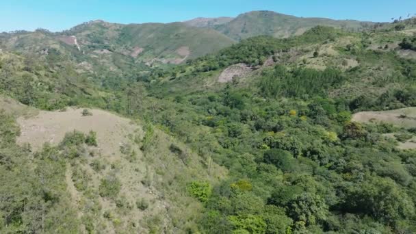 Lento Volo Aereo Sul Verde Paesaggio Montano Durante Cielo Blu — Video Stock