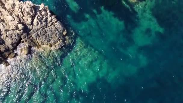 Turkuaz Yeşil Temiz Kırmızı Kaya Oluşumu Uçurumun Kenarındaki Figuera Borda — Stok video