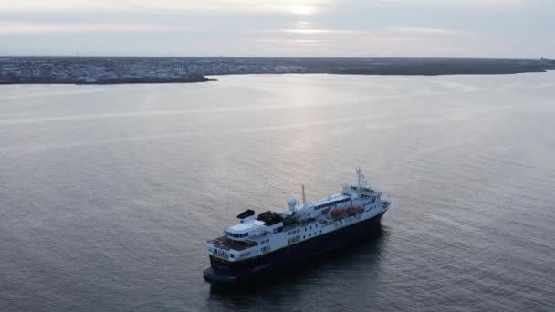 National Geographic Explorer Passagier Kreuzfahrtschiff Ankert Ruhigem Wasser Bewölkter Sonnenuntergang — Stockvideo