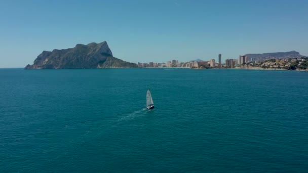 Velero Flotando Tranquilo Mar Azul Calpe Alicante España Dron Aéreo — Vídeo de stock