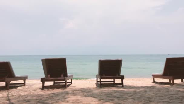 Row Beach Chair Sun Bed Sandy Beach Morning Seascape Sky — Vídeos de Stock
