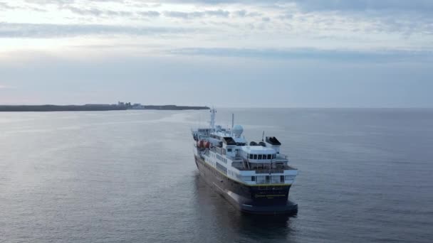 Foto Aerea Ravvicinata Della Nave Turistica National Geographic Explorer Ancorata — Video Stock