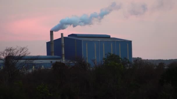 Concepto Contaminación Del Aire Chimenea Fábrica Que Emite Aire Contaminado — Vídeos de Stock