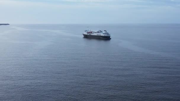 National Geographic Explorer Schiff Ruhigem Ozeanwasser Bewölkten Tag Vertäut — Stockvideo