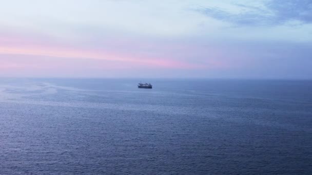 Einsames Kreuzfahrtschiff Regungslos Weiten Offenen Atlantik Mit Bunten Wolken Sonnenuntergang — Stockvideo