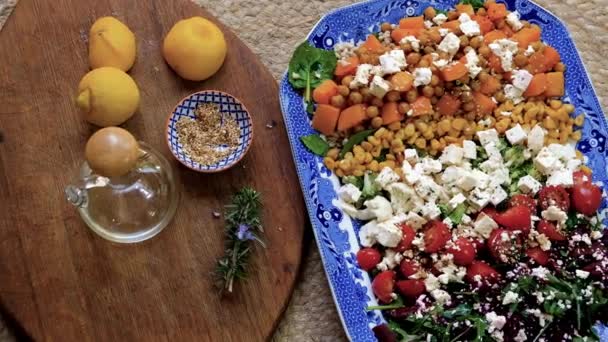 Ensalada Verduras Mixtas Saludables Servidas Plato Vintage Sartén Aérea — Vídeos de Stock