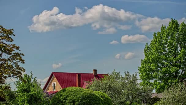 Chmury Toczące Się Formujące Rozpraszające Letni Wiatr Nad Domkiem Wsi — Wideo stockowe
