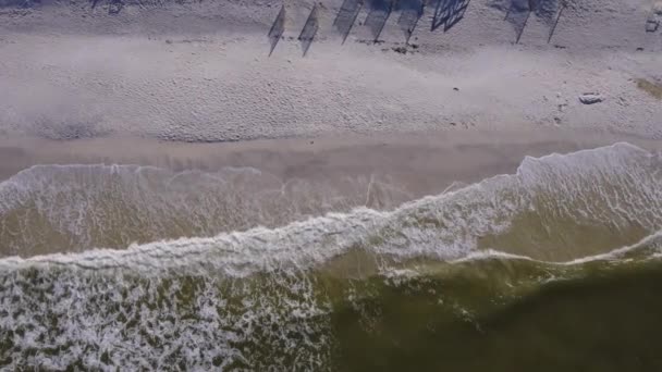 Witte Zandstrand Met Golf Water Golven Raken Het Strand Vanuit — Stockvideo