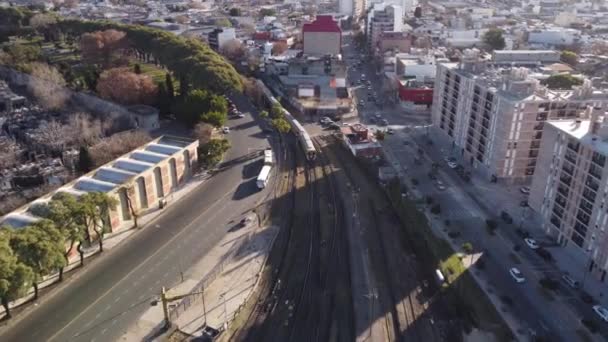 Madarak Kilátás Utasszállító Vonat Futó Pályán Közelében Lacroze Station Buenos — Stock videók