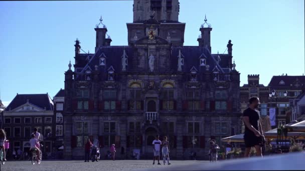 Delft Güney Hollanda Hollanda Insanların Yürüdüğü Bisiklet Sürdüğü Belediye Pazar — Stok video