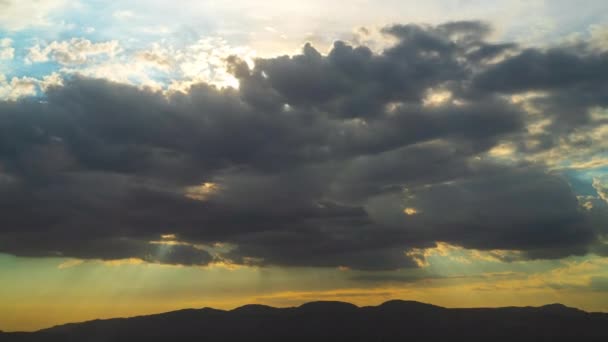 Lokalizált Esőfelhő Csapadék Mojave Sivatag Hegyei Felett Napsugarakkal Felhők Között — Stock videók