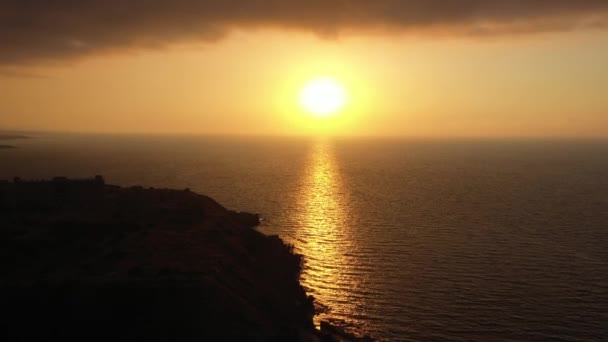 Panorámica Aérea Drones Disparada Sobre Sol Saliendo Sobre Mar Largo — Vídeo de stock