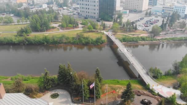 Drone Video Jembatan Viewpoint Sungai Chena Downtown Fairbanks Alaska Selama — Stok Video
