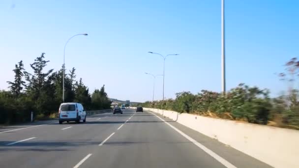 Sköts När Kör Motorväg Bro Omgiven Grön Vegetation Morgonen — Stockvideo